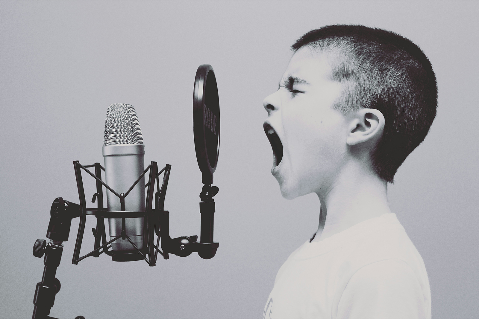Ein Junge singt am Mikrofon.