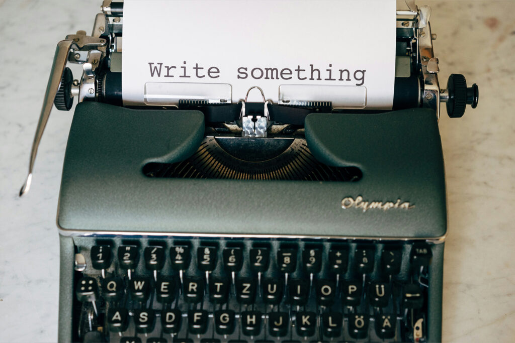 Symbolbild für Corporate Blogs: Schreibmaschine mit einem Blatt Papier